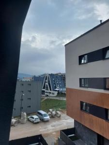 ビイェラシュニツァにあるApartment Bjelasnica DAHの建物から見える街並み