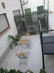 balkon z krzesłami, stołem i poręczą w obiekcie Cozy studio in Madrid Rio with backyard-EM-ISA-A2 w Madrycie