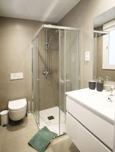y baño con ducha, aseo y lavamanos. en Cozy studio in Madrid Rio with backyard-EM-ISA-A2, en Madrid