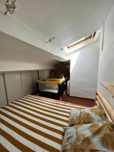 1 dormitorio con 1 cama y 1 sofá en una habitación en Cosy Provençal, en Belgentier