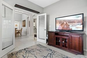 Beautiful Cape Coral Oasis! King Bed, BBQ, Heated Pool, PVT Yard & Much More! في كيب كورال: غرفة معيشة مع تلفزيون بشاشة مسطحة كبيرة