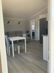 a white table and chairs in a living room at Casa ILEANA in Sanlúcar de Barrameda