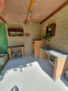 eine Außenküche mit einer Theke und einem Tisch in der Unterkunft Cantinho da Serra in Chapada dos Guimarães