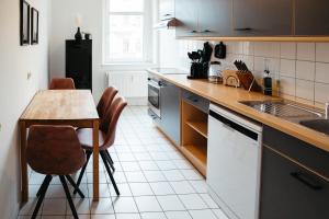 uma cozinha com uma mesa e uma bancada em Magdeburg Wohnkomfort - Vollausgestattet - Streaming - Familie & Business em Magdeburg