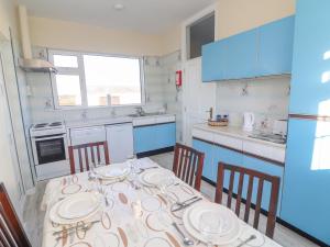 uma cozinha com uma mesa com pratos em Mullagh Road em Miltown Malbay