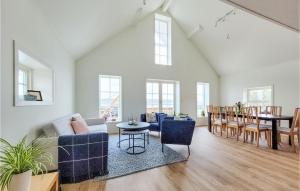 ein Wohnzimmer mit einem Sofa, Stühlen und einem Tisch in der Unterkunft Nice Home In Stolmen With House Sea View in Våge