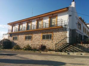 budynek z balkonem na boku w obiekcie Hotel Sierra de Andujar w mieście Virgen de la Cabeza