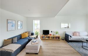 Våge的住宿－Nice Home In Stolmen With House Sea View，客厅配有蓝色的沙发和桌子