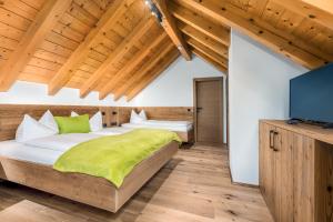 מיטה או מיטות בחדר ב-Apartments Perfila Falkenauge