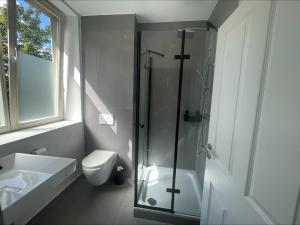 La salle de bains est pourvue d'une douche, de toilettes et d'un lavabo. dans l'établissement Ahoi Hostel, à Hambourg