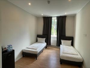 - 2 lits dans une chambre avec fenêtre dans l'établissement Ahoi Hostel, à Hambourg