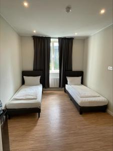 ハンブルクにあるAhoi Hostelの窓付きの客室で、ベッド2台が備わります。