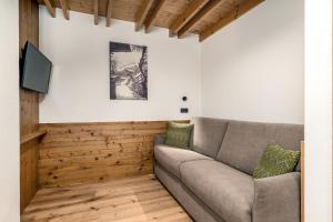 ein Wohnzimmer mit einem Sofa und einem TV in der Unterkunft Apartments Perfila Dolomitenblick in Olang