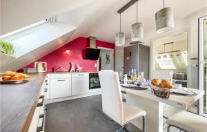 Virtuvė arba virtuvėlė apgyvendinimo įstaigoje Amazing Apartment In Schauenstein With Wifi