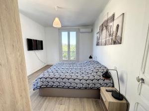a small bedroom with a bed and a window at Maison familiale pour 8 pers au centre, vue Pyrénées, salle de jeux et parking in Saint-Gaudens