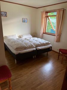 バレストランドにあるNorwegen - Traumhaus direkt am Fjordの窓付きの客室の大型ベッド1台分です。
