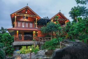 uma casa no topo de uma montanha em Niyatma Wayanad Premium Coffee Resort By VOYE HOMES em Wayanad