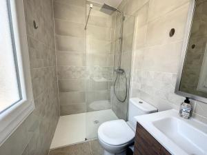 a bathroom with a shower and a toilet and a sink at Maison familiale pour 8 pers au centre, vue Pyrénées, salle de jeux et parking in Saint-Gaudens