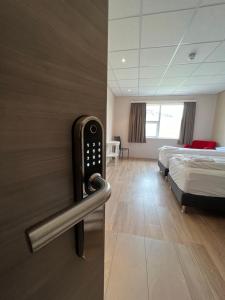 una habitación de hotel con un teléfono en la puerta en Vagnsstadir Guesthouse, en Borgarhöfn