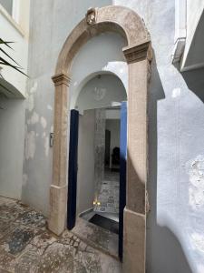 un couloir avec une arche dans un bâtiment dans l'établissement Eclectic 2BR with shared terrace perfect getaway, à Gibraltar