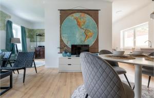uma sala de estar com uma mesa e um mapa na parede em Awesome Apartment In Gottsdorf With Outdoor Swimming Pool em Gottsdorf