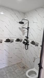 Ένα μπάνιο στο Apartamentos khalifa B1