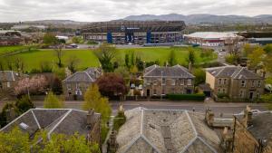 uma vista aérea de uma cidade com um estádio de futebol em Hampton Hotel by Greene King Inns em Edimburgo