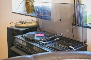 倫堡的住宿－Villa Pro Musica - apartamenty, śniadania，坐在机器顶上的唱片机