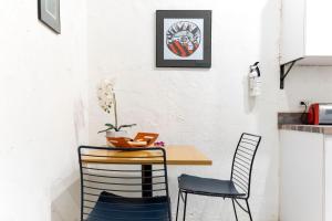 cocina con mesa y 2 sillas en The Spanglish Rooftop Garden Modern Historical, en Dearing