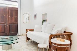 a living room with a bed and a table at The Spanglish Rooftop Garden Modern Historical in Dearing