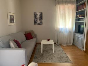 een woonkamer met een bank en een tafel bij Home53 in Arezzo