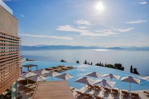 Tầm nhìn ra hồ bơi gần/tại Angsana Corfu Resort & Spa