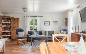 uma sala de estar com um sofá, cadeiras e uma mesa em 3 Bedroom Lovely Home In Grue Finnskog 