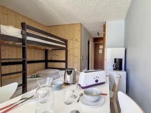 Zdjęcie z galerii obiektu Spacieux studio rénové · Ski aux pieds · Balcon exposé sud - FR-1-688-43 w Méribel