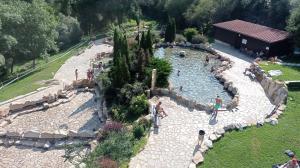 a group of people in a water park at PISO MANCE in Allariz