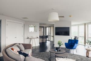 Et sittehjørne på Luxury Three-Bedroom Penthouse- By Resify