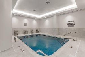 una gran piscina en una sala de hospital con en Courtyard Columbus Easton, en Columbus