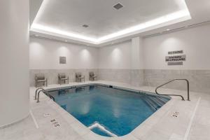 a large swimming pool in a hospital room with at Courtyard Columbus Easton in Columbus