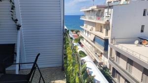 um apartamento varanda com vista para o oceano em Seaty Apartment em Corinto