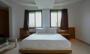 FabHotel Prime Rester Select - in chakan客房内的一张或多张床位