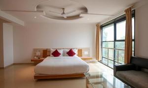FabHotel Prime Rester Select - in chakan客房内的一张或多张床位