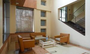 PimpalwandiFabHotel Prime Rester Select - in chakan的带沙发、椅子和桌子的客厅