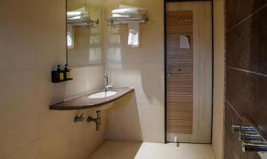 FabHotel Prime Rester Select - in chakan的一间浴室