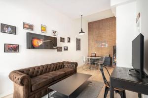 sala de estar con sofá y mesa en Bowie House - Madrid River-A-SALVAD, en Madrid