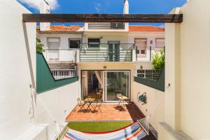 Aussicht vom Balkon eines Hauses in der Unterkunft Nesha Guesthouse Lisbon in Lissabon