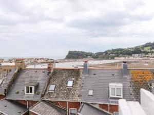 - une vue depuis le toit d'un bâtiment dans l'établissement Flat 2, à Teignmouth