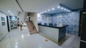 una tienda con un mostrador y una escalera en una habitación en Hotel Seven Monteria, en Montería