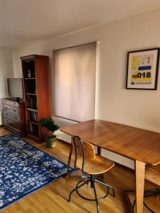 Apartment Võru vanalinnas في فورو: غرفة مع طاولة خشبية وكرسي