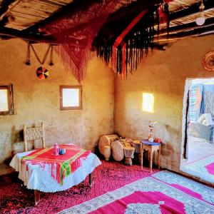 Postel nebo postele na pokoji v ubytování Camp Familia Erg Chebbi