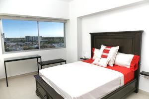 1 dormitorio con cama grande y ventana grande en Between Beach and Historic Center in Fantastic Location! en Xcumpich